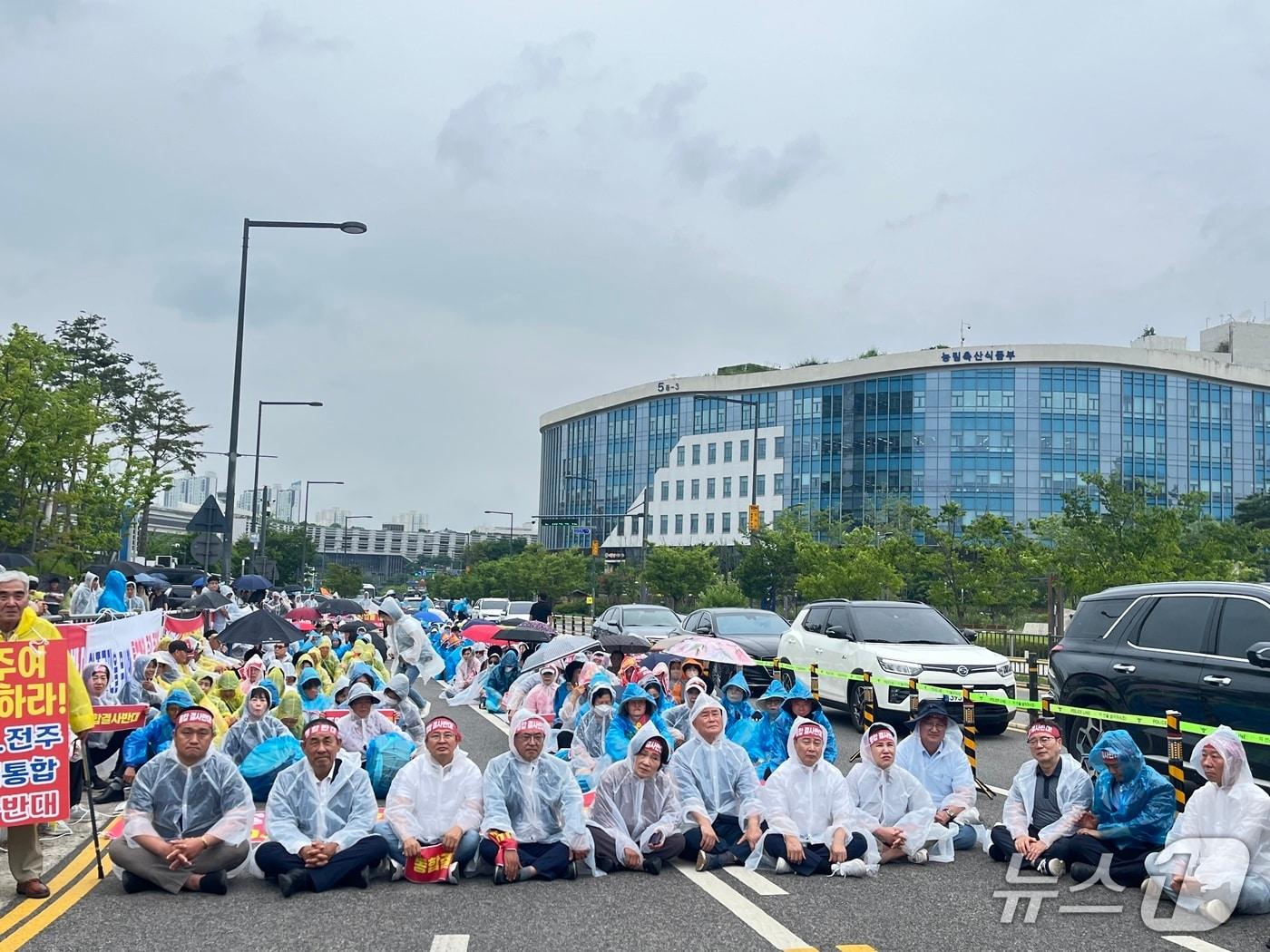 본문 이미지 - 전북 완주군의회와 완주군민들이 세종시를 방문해 정부에 &#39;완주전주 행정통합&#39; 반대 건의문을 전달했다.&#40;완주군의회 제공, 재판매 및 DB금지&#41;2025.7.16/뉴스1