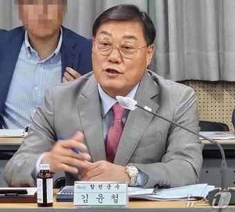 본문 이미지 - 김윤철 합천군수가 16일 군청 대회의실에서 군정 운영 방향과 미래 비전을 설명하고 있다. 2025.7.16/뉴스1 한송학기자