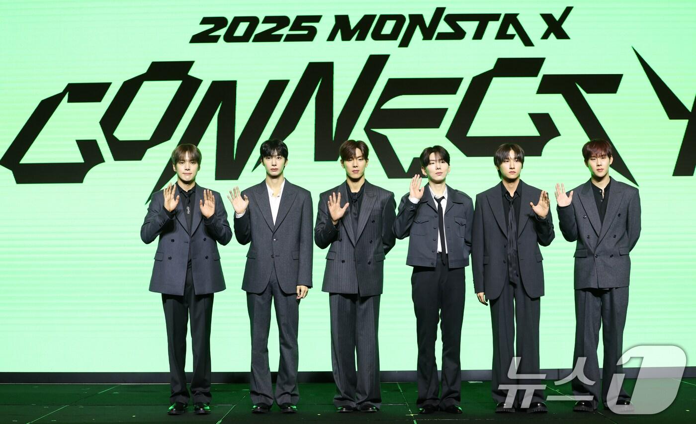 몬스타엑스(MONSTA X) 민혁(왼쪽부터)과 형원, 셔누, 기현, 아이엠, 주헌이 16일 서울 영등포구 콘래드호텔에서 열린 데뷔 10주년 기념 기자간담회에 참석해 포즈를 취하고 있다. 2025.7.16/뉴스1 ⓒ News1 권현진 기자