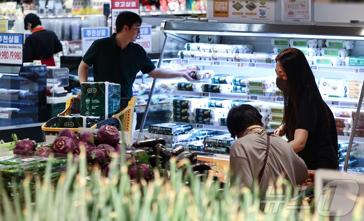 서울 시내 대형마트에서 시민들이 장을 보고 있다. (자료사진) /뉴스1 ⓒ News1 김도우 기자