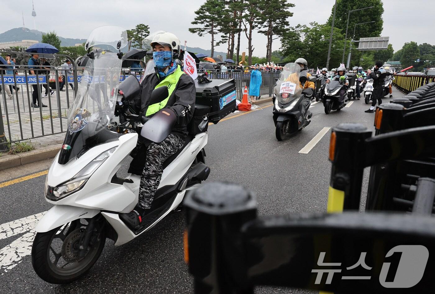 배달플랫폼노동조합원들 및 배달 라이더들이 16일 오후 서울 용산구 전쟁기념관 앞에서 열린 7.16 라이더 대행진에서 최저임금 보장 및 안전배달료 도입 등을 촉구하며 국회 방향으로 행진하고 있다. 2025.7.16/뉴스1 ⓒ News1 이동해 기자