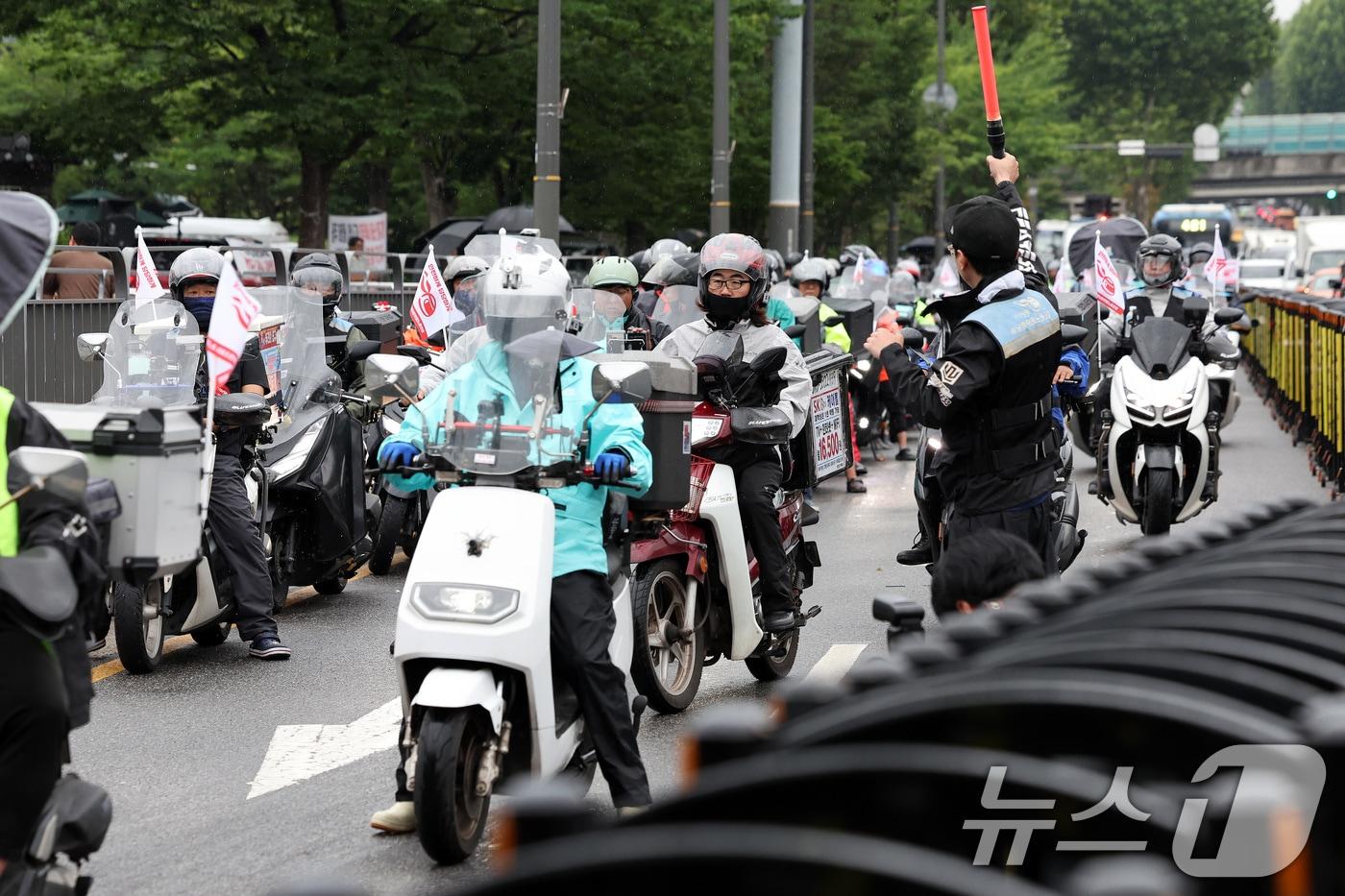 본문 이미지 - 배달플랫폼노동조합원들 및 배달 라이더들이 지난해 7월 라이더 대행진에서 최저임금 보장 및 안전배달료 도입 등을 촉구하며 행진하고 있다. ⓒ 뉴스1 이동해 기자
