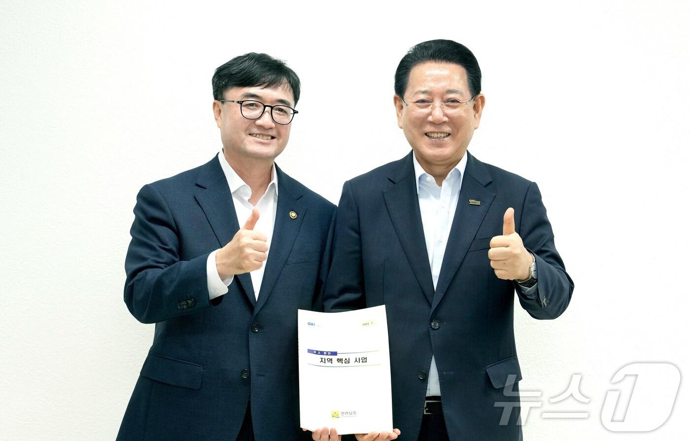 김영록 전라남도지사(오른쪽)가 16일 서울지방조달청에서 임기근 기획재정부 2차관과 면담을 갖고 전남도 핵심 사업 해결을 위한 건의 및 협조를 요청하고 있다.(전남도 제공. 재판매 및 DB금지) 2025.7.16/뉴스1