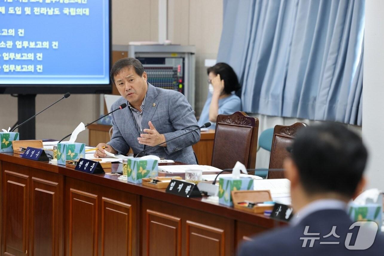 본문 이미지 - 차영수 전남도의원이 전남도  보건복지국 소관 업무보고에서 질의하고 있다.(전남도의회 제공,재판매 및 DB 금지)/뉴스1
