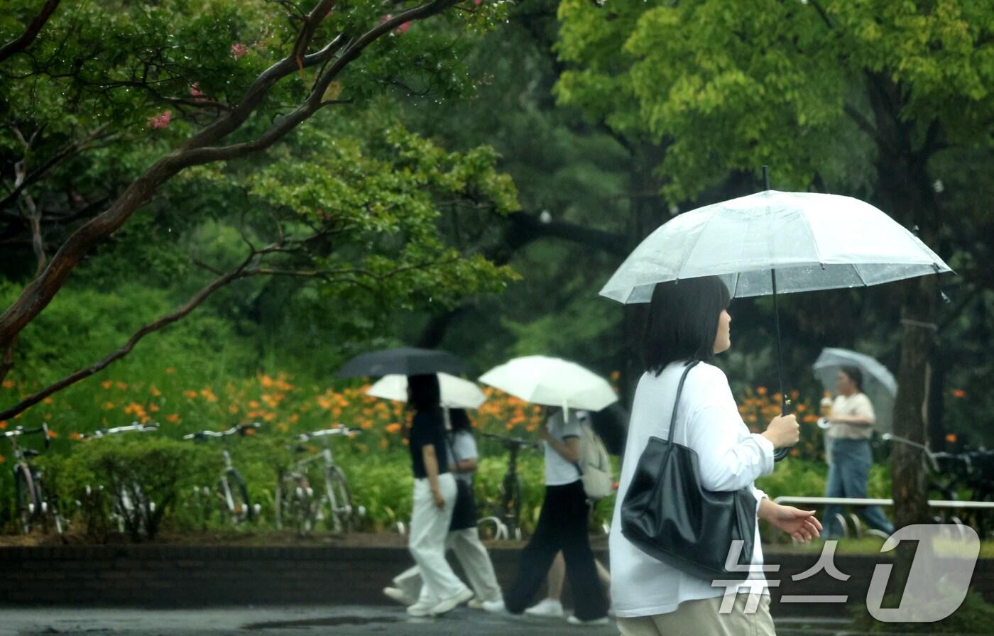 비가 내린 16일 전북 전주시 전북대학교 캠퍼스에서 우산을 쓴 시민들이 발걸음을 재촉하고 있다. 2025.7.16/뉴스1 ⓒ News1 유경석 기자