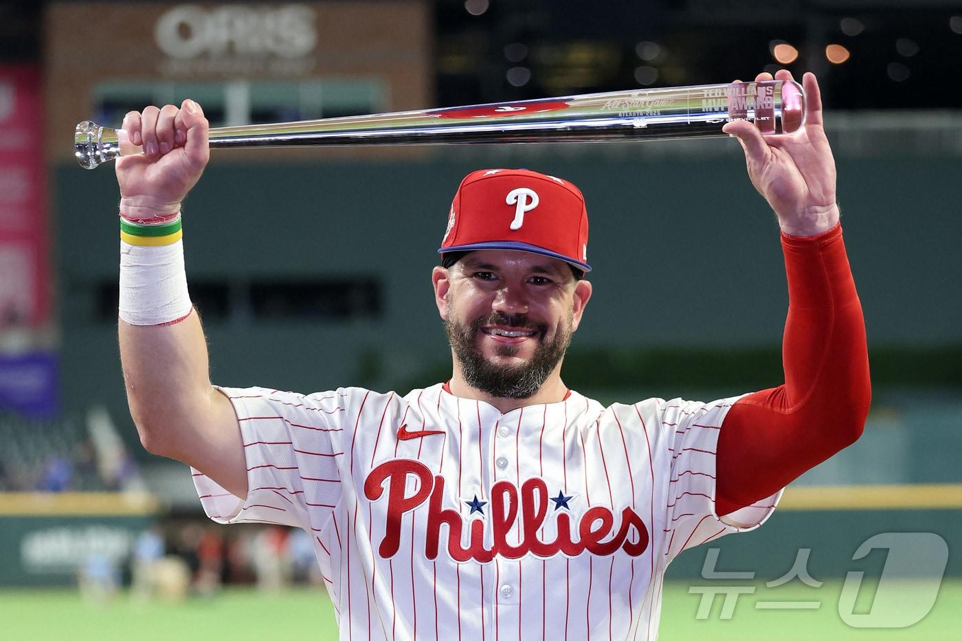 필라델피아 필리스의 카일 슈와버가 16일&#40;한국시간&#41; 열린 2025 메이저리그 올스타전에서 최우수선수&#40;MVP&#41;로 선정됐다. ⓒ AFP=뉴스1
