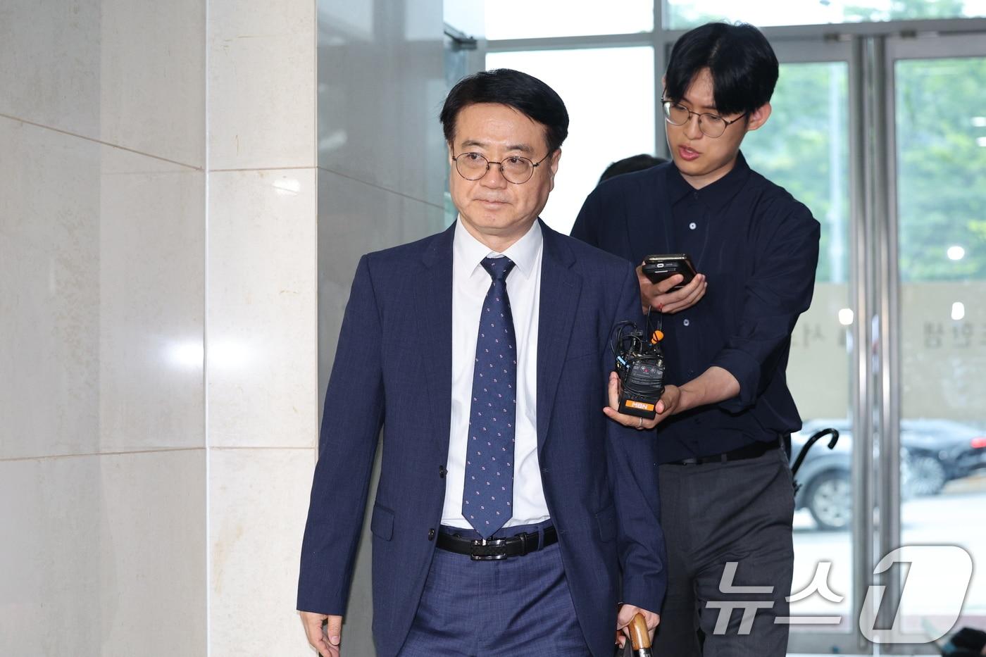 최주원 전 경북경찰청장이 16일 오후 서울 서초구 이명현 순직해병특검 사무실에 출석하고 있다. 2025.7.16/뉴스1 ⓒ News1 신웅수 기자
