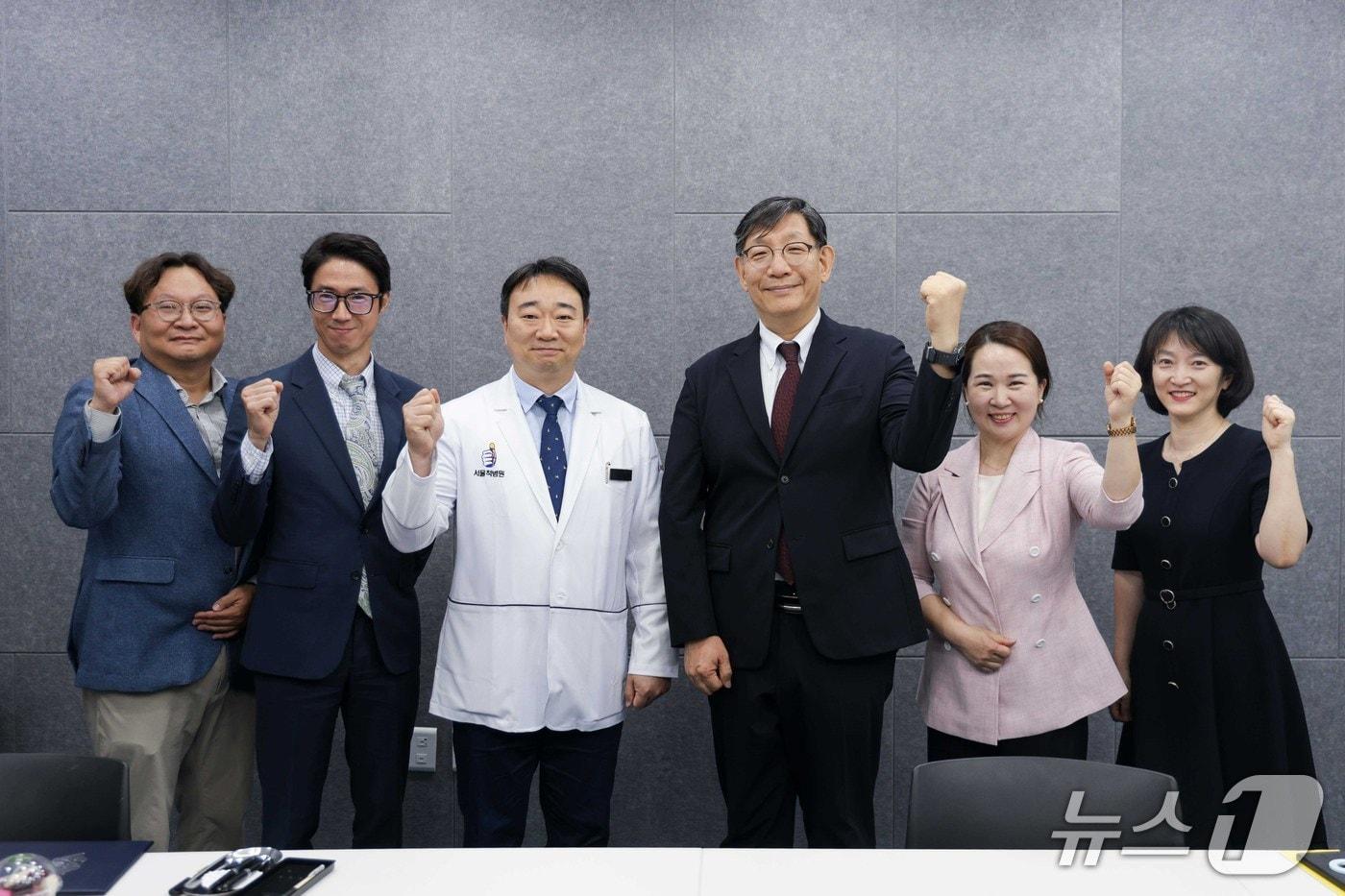 핵심협력병원 협약(왼쪽부터 이덕주 서울척병원 대표원장, 경희의료원 오승준 의료협력본부장) (경희의료원 제공) 2025.7.16/뉴스1