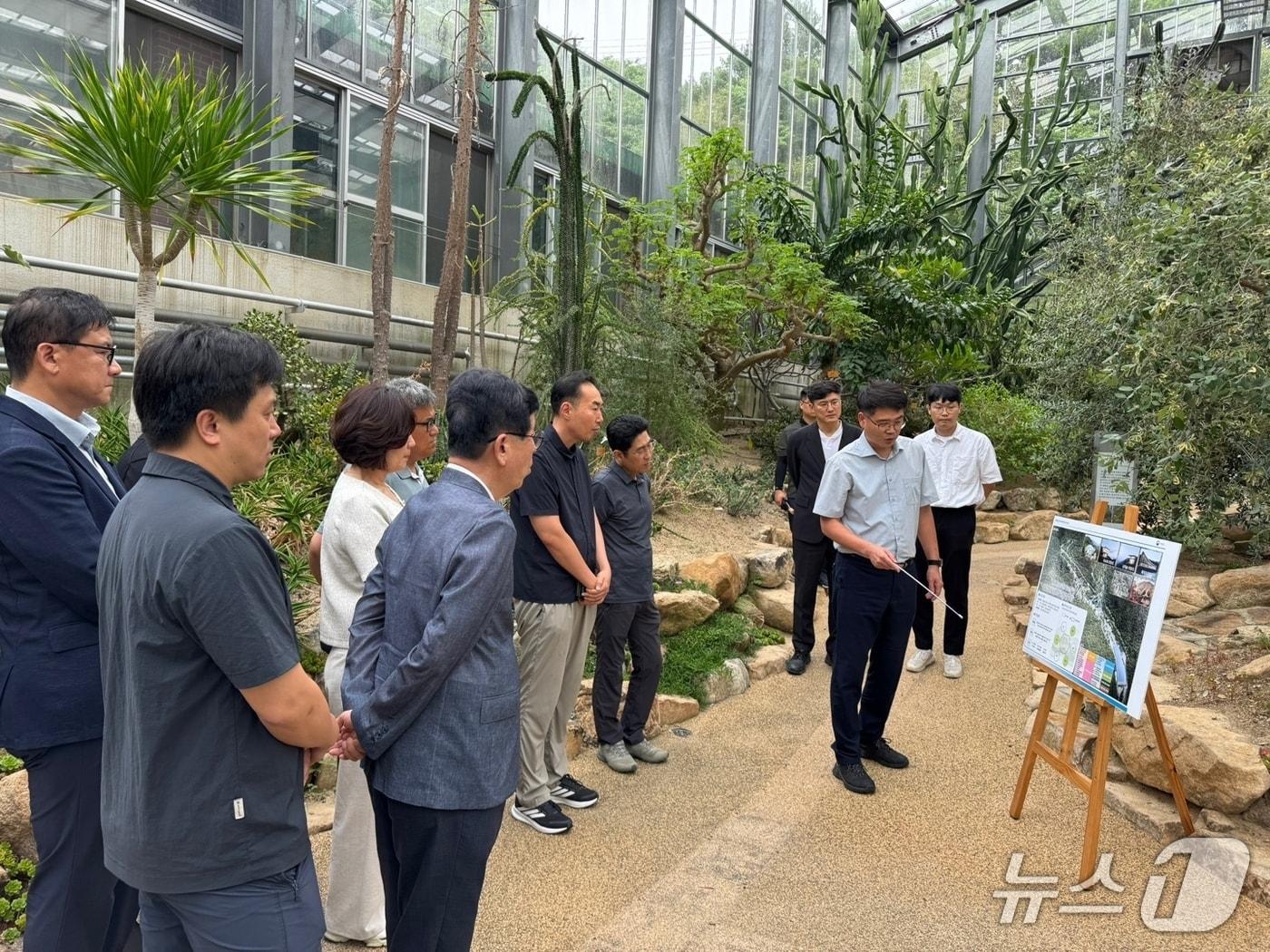 본문 이미지 - 국립난대수목원 현장토론회 모습(산림청 제공.재판매 및 DB금지)/뉴스1