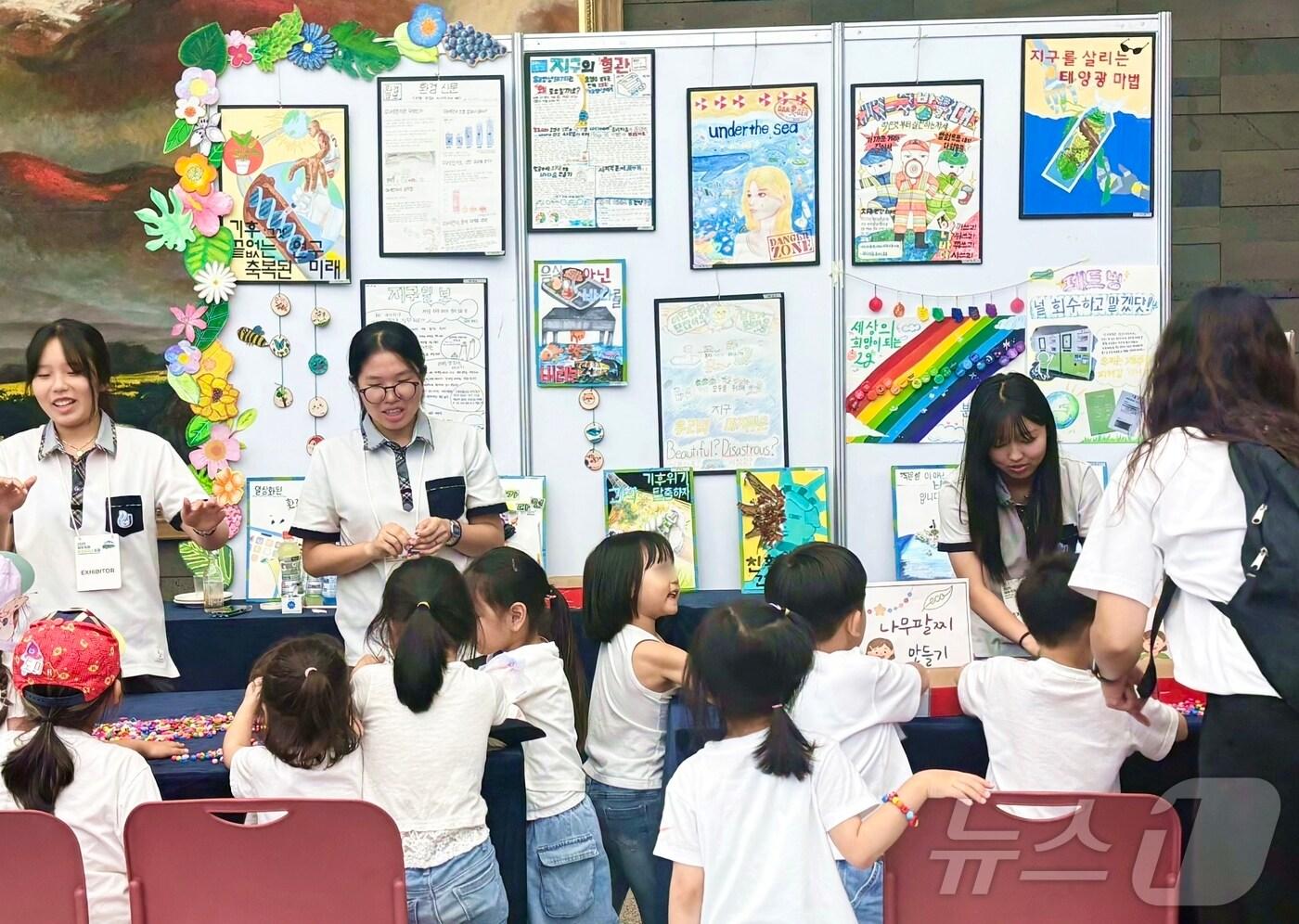 16일 '2025 제주국제환경플러스포럼'이 열리고 있는 제주 서귀포시 중문동 제주국제컨벤션센터에서 제주대학교사범대학부설중학교 학생들이 전시에 참여하고 있다. 2025.7.16/뉴스1 ⓒ News1 홍수영 기자