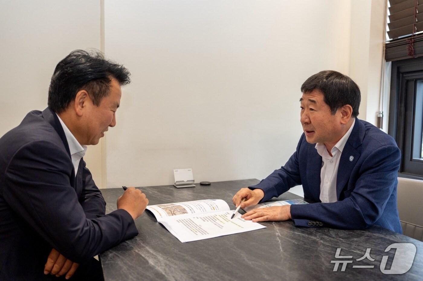 이재영 증평군수(오른쪽)가 16일 박중근 행정안전부 균형발전제도과장을 만나 인구소멸 대응정책과 관련한 제도 개선 필요성을 피력하고 있다.(증평군 제공)/뉴스1