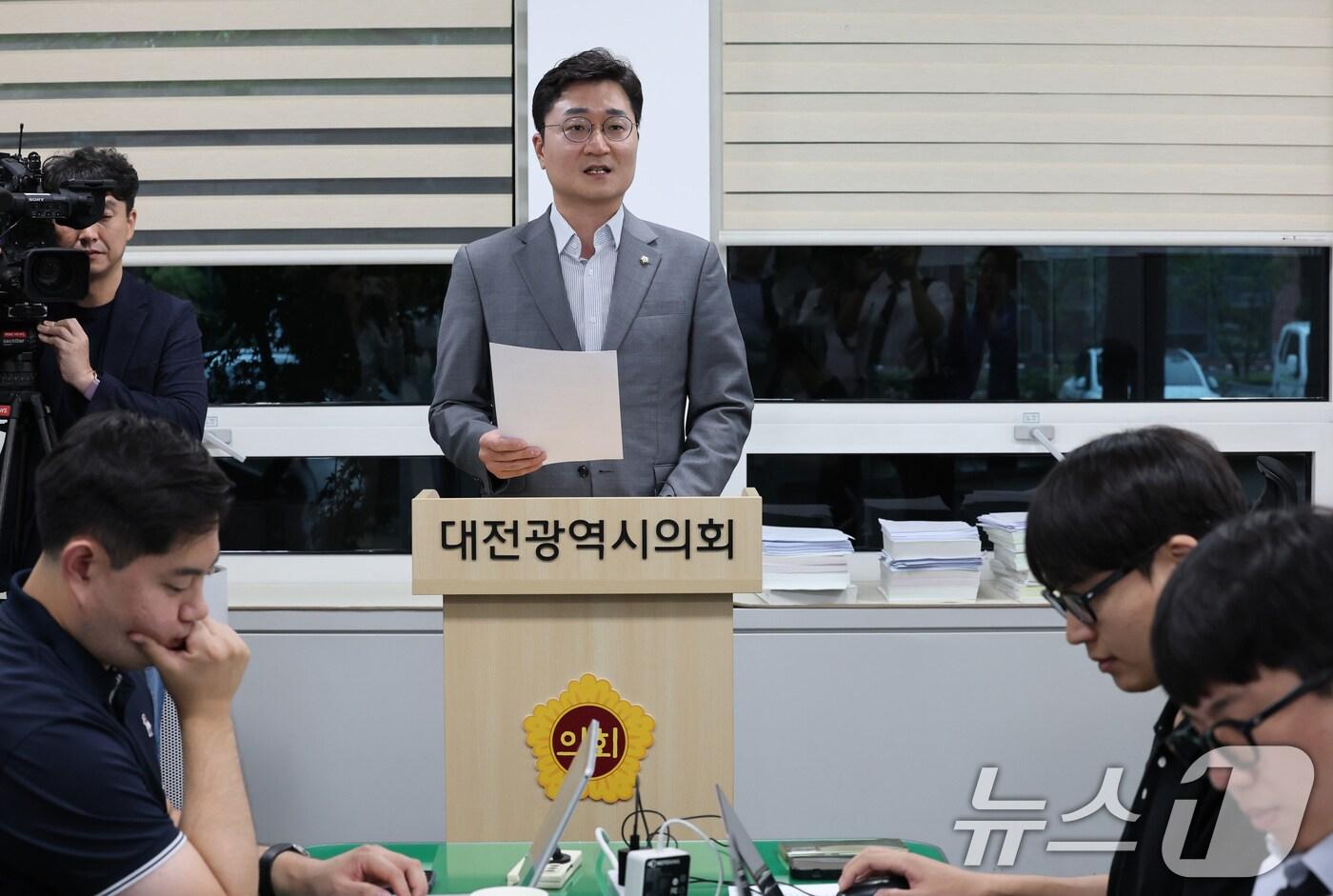 장철민 더불어민주당 국회의원&#40;대전 동구&#41;이 16일 대전시의회에서 기자회견을 열고 &#39;대전 0시축제&#39; 전면 재검토를 촉구하고 있다. 2025.7.16/뉴스1 ⓒ News1 김기태 기자