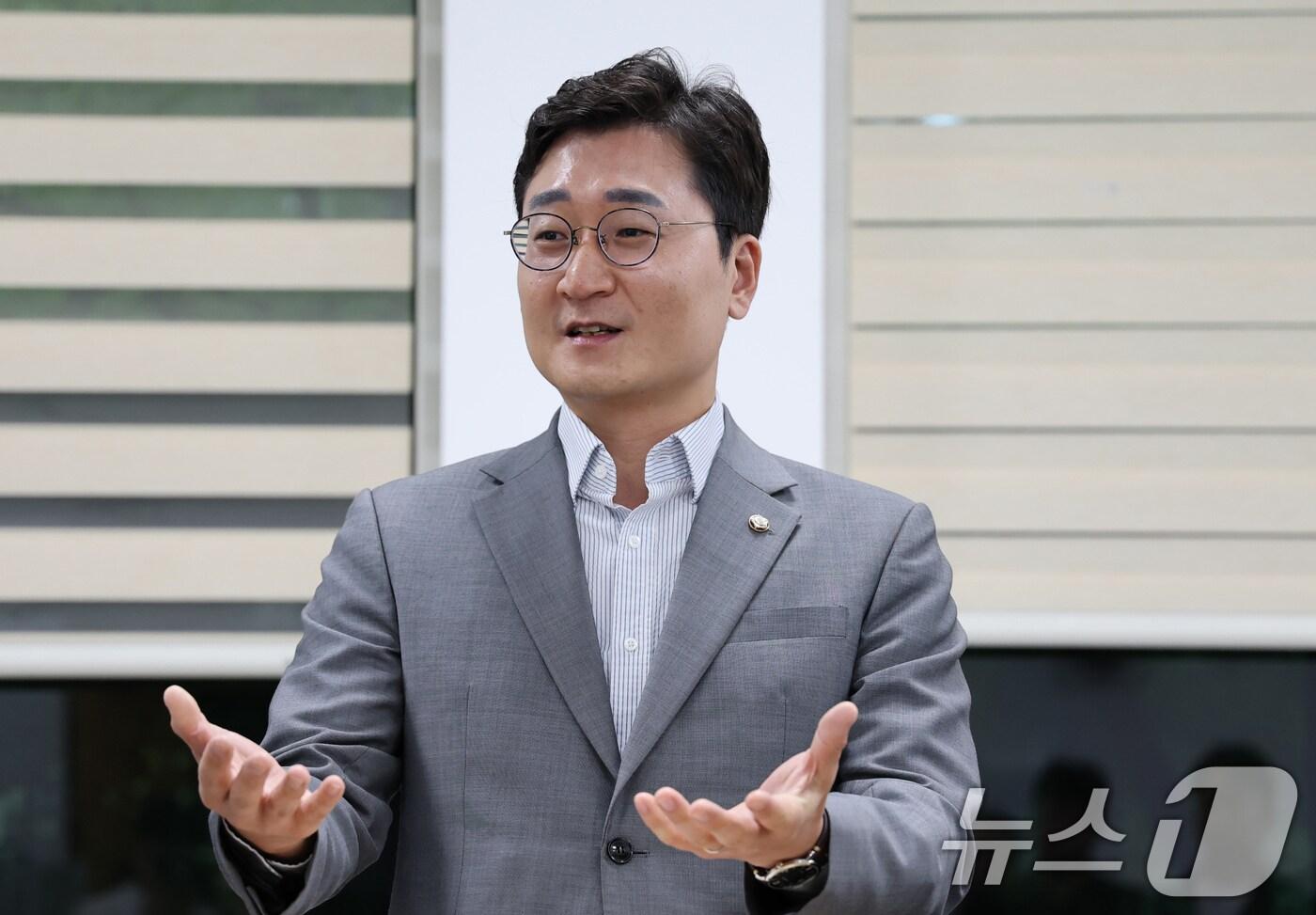 장철민 더불어민주당 국회의원(대전 동구)이 16일대전시의회에서 기자회견을 열고 '대전0시축제' 전면 재검토를 촉구하고 있다. 2025.7.16/뉴스1 ⓒ News1 김기태 기자