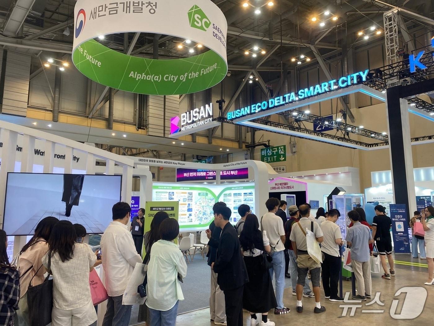 본문 이미지 - &#39;2025 월드 스마트시티 엑스포&#40;WSCE&#41;&#39;에 참가한 새만금개발청. &#40;새만금개발청 제공&#41; 