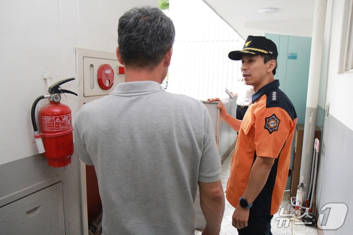 김준호 대전 둔산소방서장이 화재예방 수칙을 안내하고 있다.(대전둔산소방서 제공. 재판매 및 DB금지)/뉴스1