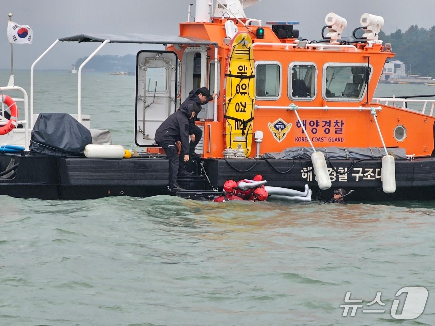 본문 이미지 - 16일 사천대교 인근 해상에서 해경과 해양재난구조대가 표류자 구조 상황을 가정한 합동훈련을 실시하고 있다.(사천해경 제공. 재판매 및 DB금지)