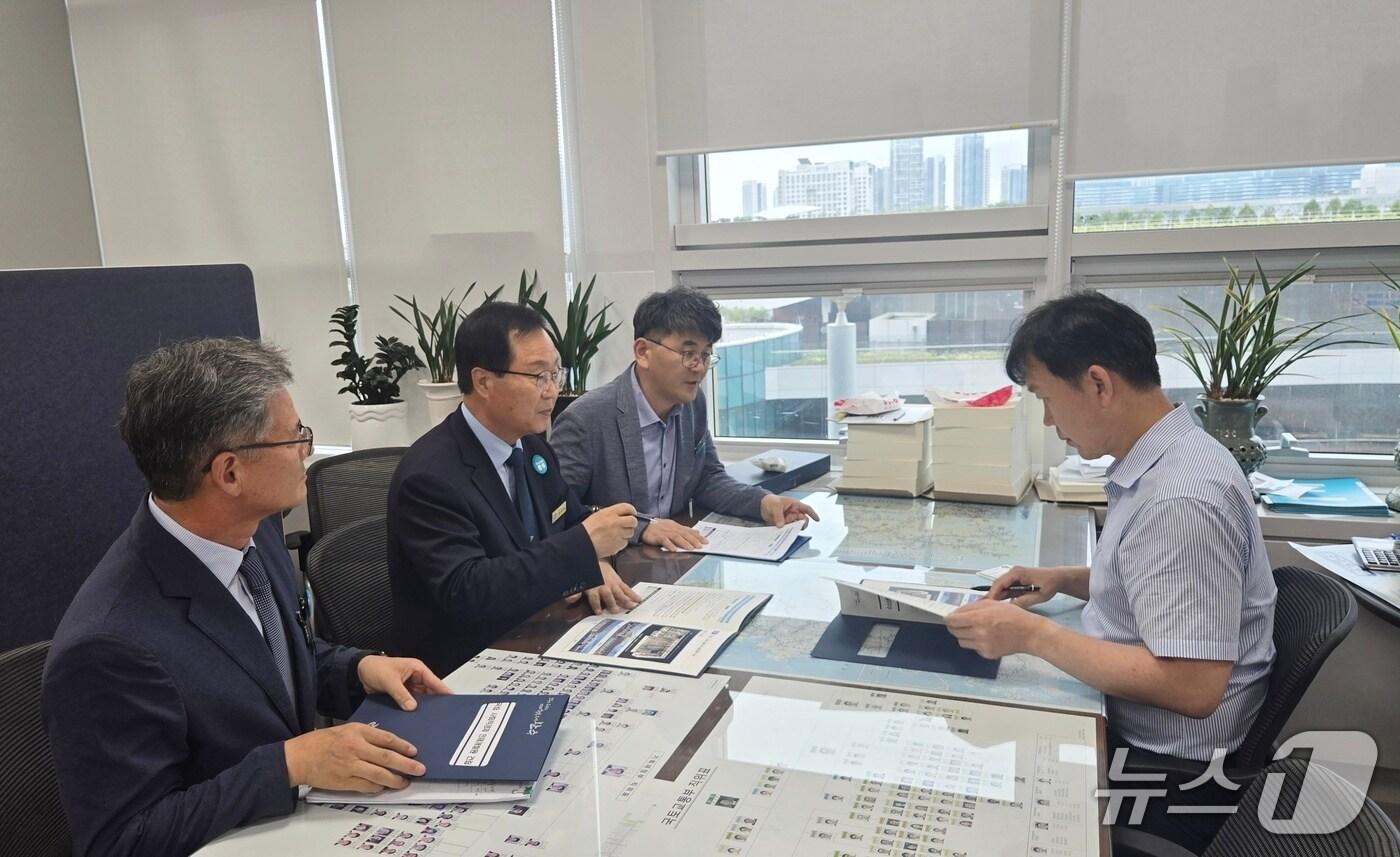 유희태 전북 완주군수는 16일 기획재정부를 방문해 중점·현안 사업을 설명하고 국가 예산 반영 지원을 건의했다.(완주군 제공. 재판매 및 DB금지)2025.7.16/뉴스1