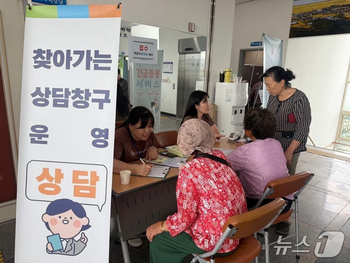 본문 이미지 - 전북사회서비스원이 추진 중인 &#39;찾아가는 행복 만리길&#39; 사업 농촌이동복지서비스 현장 모습.&#40;전북사회서비스원 제공. 재판매 및 DB금지&#41;/뉴스1 