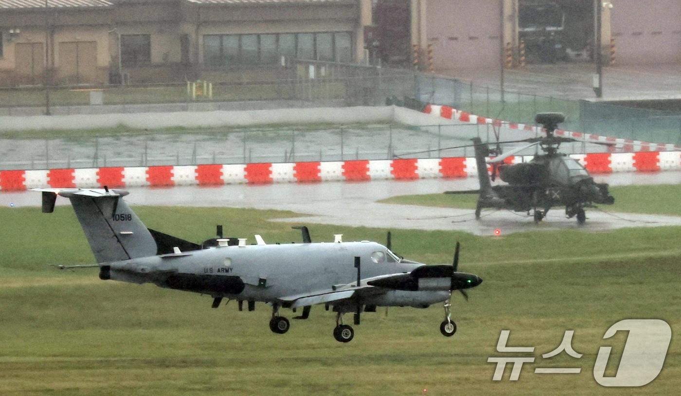 주한미군의 현재 규모를 유지하는 내용을 담은 2026회계연도&#40;2025년 10월~2026년 9월&#41; 미국 국방수권법안&#40;NDAA&#41;이 미 하원 군사위원회를 통과했다.  사진은 16일 오후 경기 평택시 팽성읍 주한미군기지 캠프 험프리스에 정찰기 RC-12X 가드레일이 착륙하고 있는 모습. 2025.7.16/뉴스1 ⓒ News1 김영운 기자