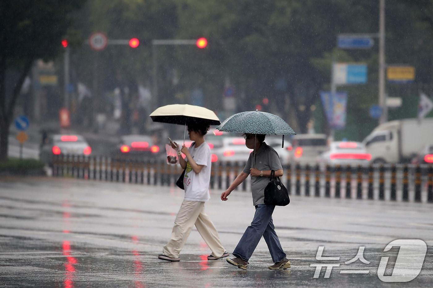 16일 오후 비가 내리는 대구 수성구 달구벌대로에서 우산을 쓴 시민들이 발걸음을 옮기고 있다. 2025.7.16/뉴스1 ⓒ News1 공정식 기자