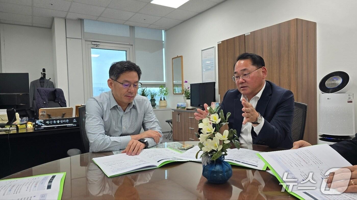 16일 김종훈 전북도 경제부지사&#40;오른쪽&#41;가 기재부 간부와의 면담을 통해 전북 주요 현안에 대한 내년도 국가예산 반영 필요성을 설명하고 있다.&#40;전북도 제공. 재판매 및 DB금지&#41;/뉴스1 