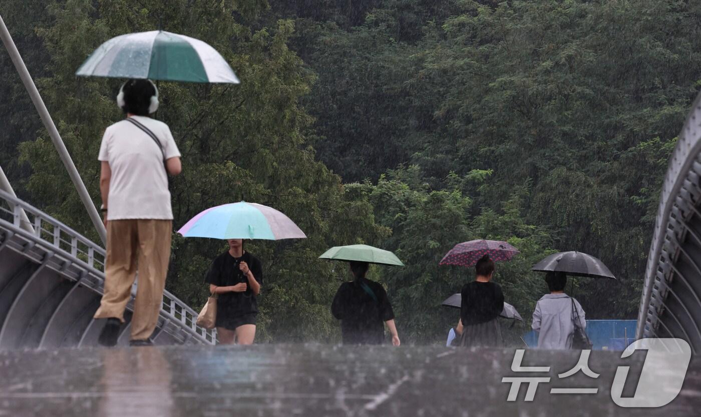 16일 오후 서울 서초구 반포동 일대에서 우산을 쓴 시민들이 내리는 비를 피해 걷고 있다. 2025.7.16/뉴스1 ⓒ News1 구윤성 기자