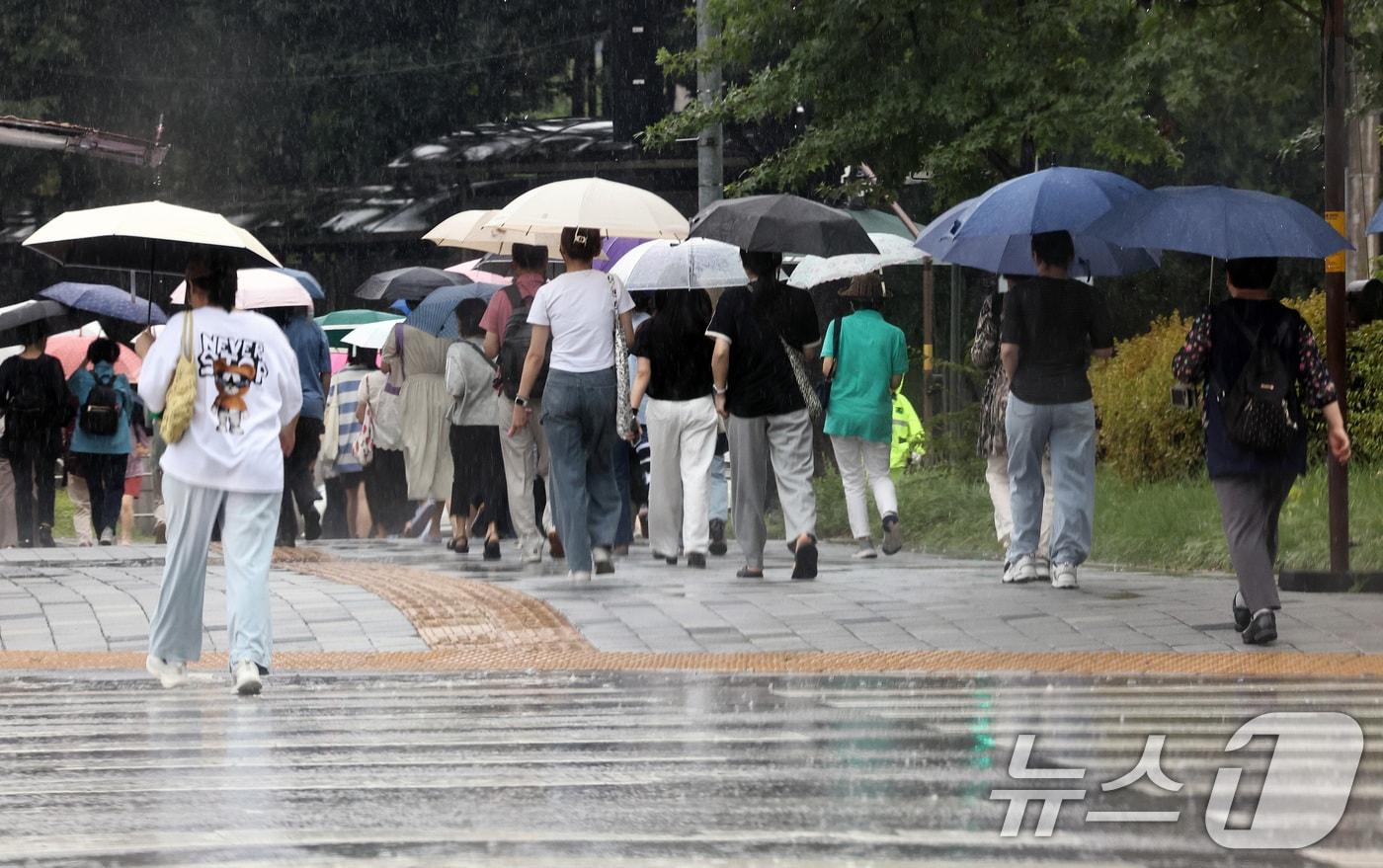 16일 오후 서울 서초구 반포동 일대에서 우산을 쓴 시민들이 내리는 비를 피해 걷고 있다. 2025.7.16/뉴스1 ⓒ News1 구윤성 기자
