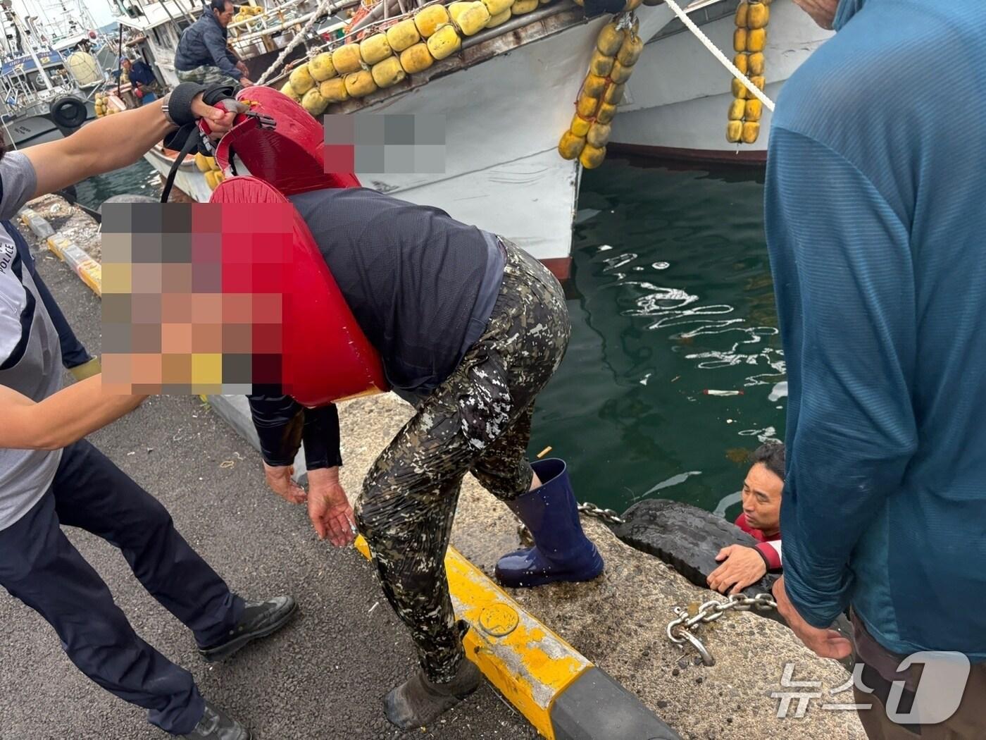 본문 이미지 - 16일 오후 서귀포시 성산항에서 바다에 빠진 60대 남성이 구조되고 있다.&#40;서귀포해양경찰서 제공. 재판매 및 DB 금지&#41;