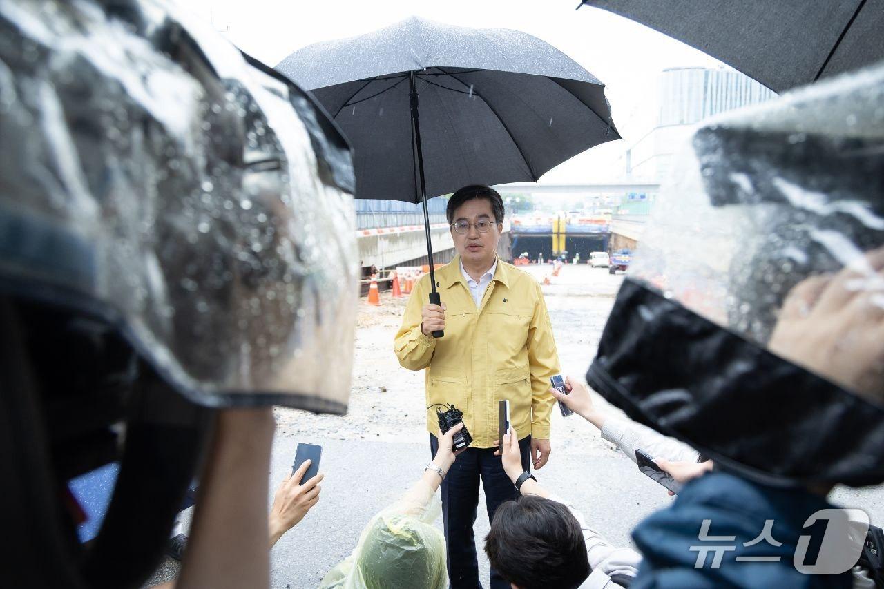 본문 이미지 - 김동연 경기도지사가 16일 상습 침수 구역인 수원시 장안구 화산지하차도 연장공사 현장을 둘러본 뒤 취재진에 도의 선제적 예방 조치에 대해 설명하고 있다.(경기도 제공. 재판매 및 DB금지)