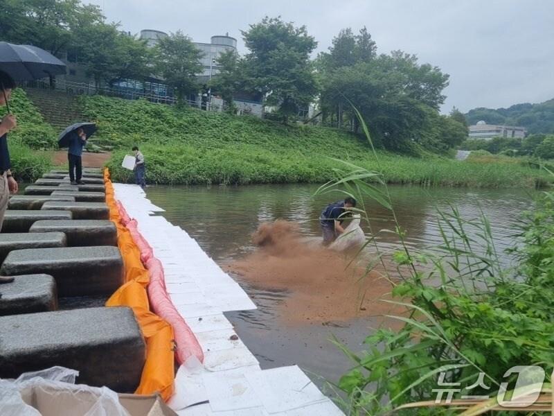 본문 이미지 - 16일 오전 9시께 대전 유성구 어은동 한국항공우주연구원에서 항공유 약 100리터가 인근 탄동천으로 유출돼 유성구와 항우연이 방재작업에 나섰다.(유성구 제공) /뉴스1