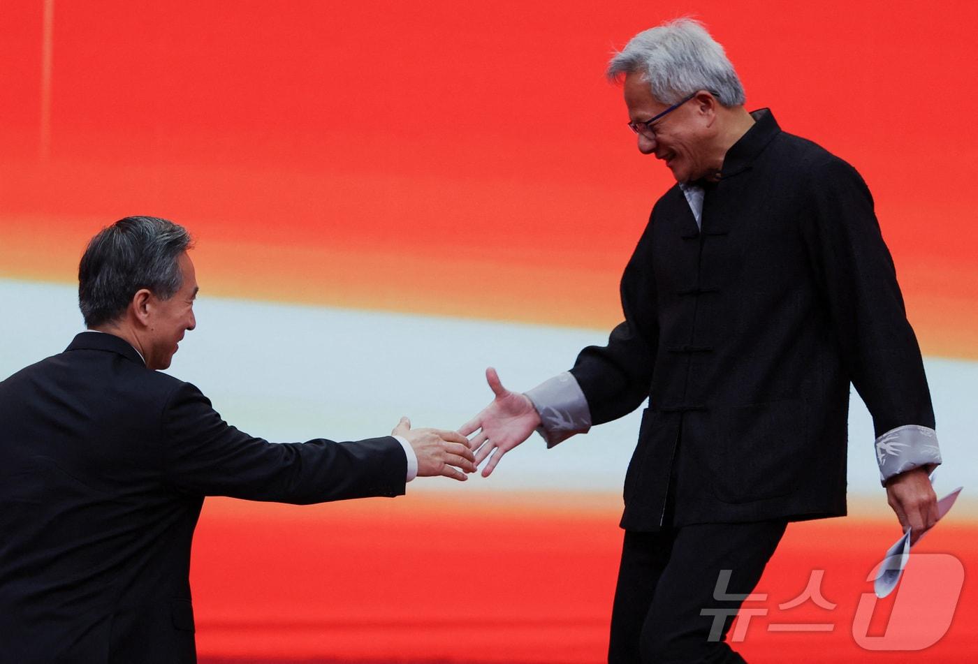 엔비디아의 최고경영자&#40;CEO&#41; 젠슨 황이 16일 중국 베이징에서 열린 제3회 중국국제공급망촉진박람회에 참석하고 있다. 2025.7.16 ⓒ 로이터=뉴스1