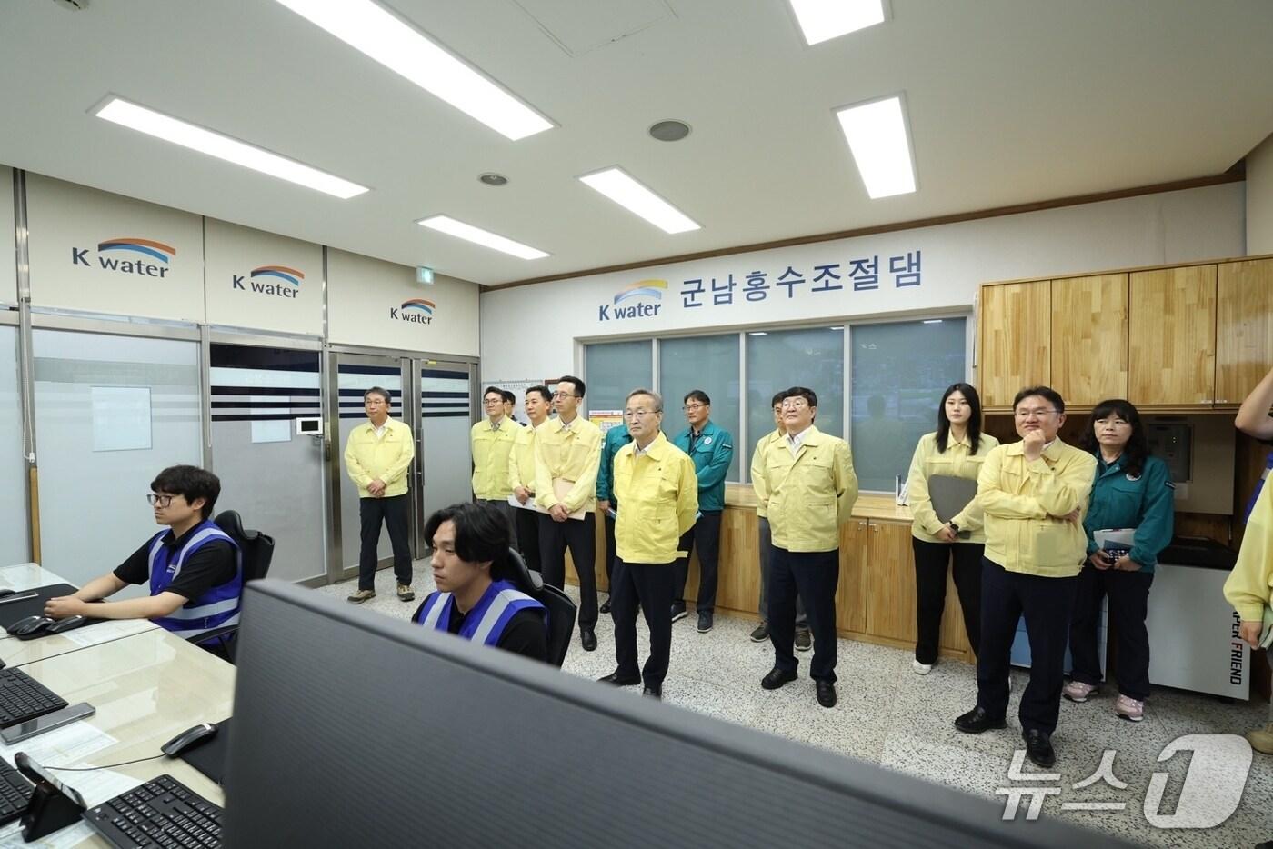 김남중 통일부 차관이 16일 임진강 유역을 방문해 수해방지시설을 점검하고 있다. &#40;통일부 제공&#41;