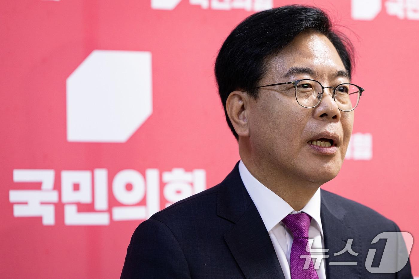 송언석 국민의힘 비상대책위원장 겸 원내대표가 16일 서울 여의도 국회에서 취재진과 만나 혁신위가 발표한 인적쇄신안에 대해 입장을 밝히고 있다.  2025.7.16/뉴스1 ⓒ News1 유승관 기자