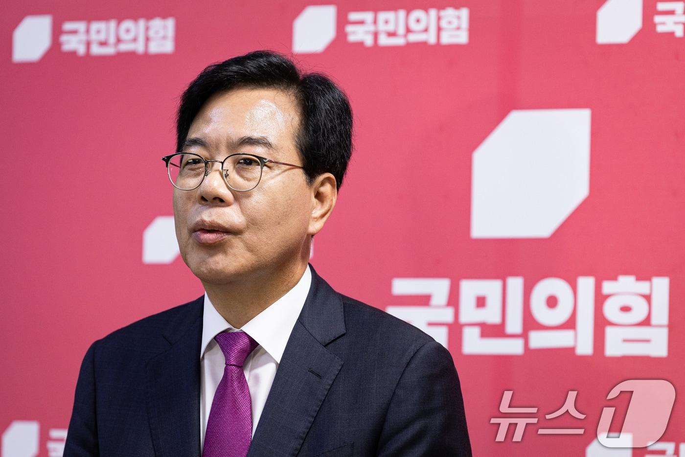 송언석 국민의힘 비상대책위원장 겸 원내대표가 16일 서울 여의도 국회에서 취재진과 만나 혁신위가 발표한 인적쇄신안에 대해 입장을 밝히고 있다. 이날 윤희숙 국민의힘 혁신위원장은 당사에서 기자간담회를 열고 송 비대위원장과 함께 나경원·윤상현·장동혁 의원을 지목하며 스스로 거취를 밝히라고 요구했다. 2025.7.16/뉴스1 ⓒ News1 유승관 기자