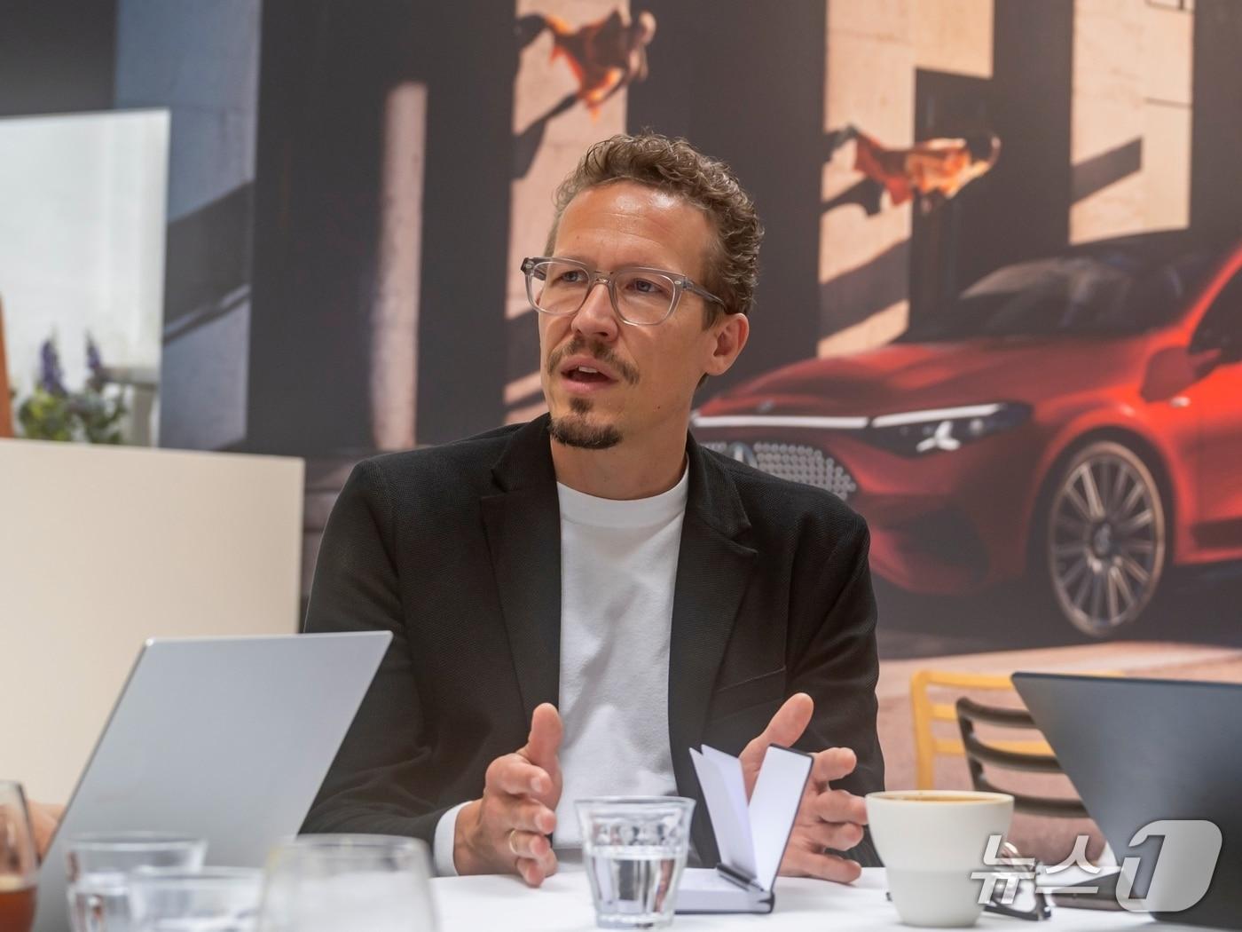 본문 이미지 - 마티아스 가이젠 메르세데스-벤츠 마케팅·세일즈 총괄이 지난달 27일(현지시간) 덴마크 코펜하겐에서 한국 언론과 인터뷰를 하고 있다. (메르세데스-벤츠 제공)