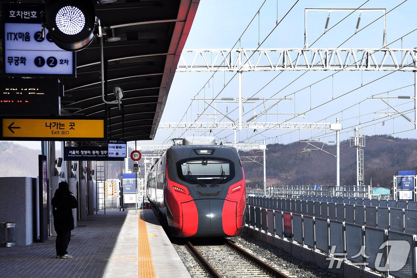 대구 군위군이 군위역 KTX 정차 유치를 위한 본격적인 행보에 나섰다. 사진은 군위역 내부 모습. (군위군 제공. 재판매 및 DB금지)