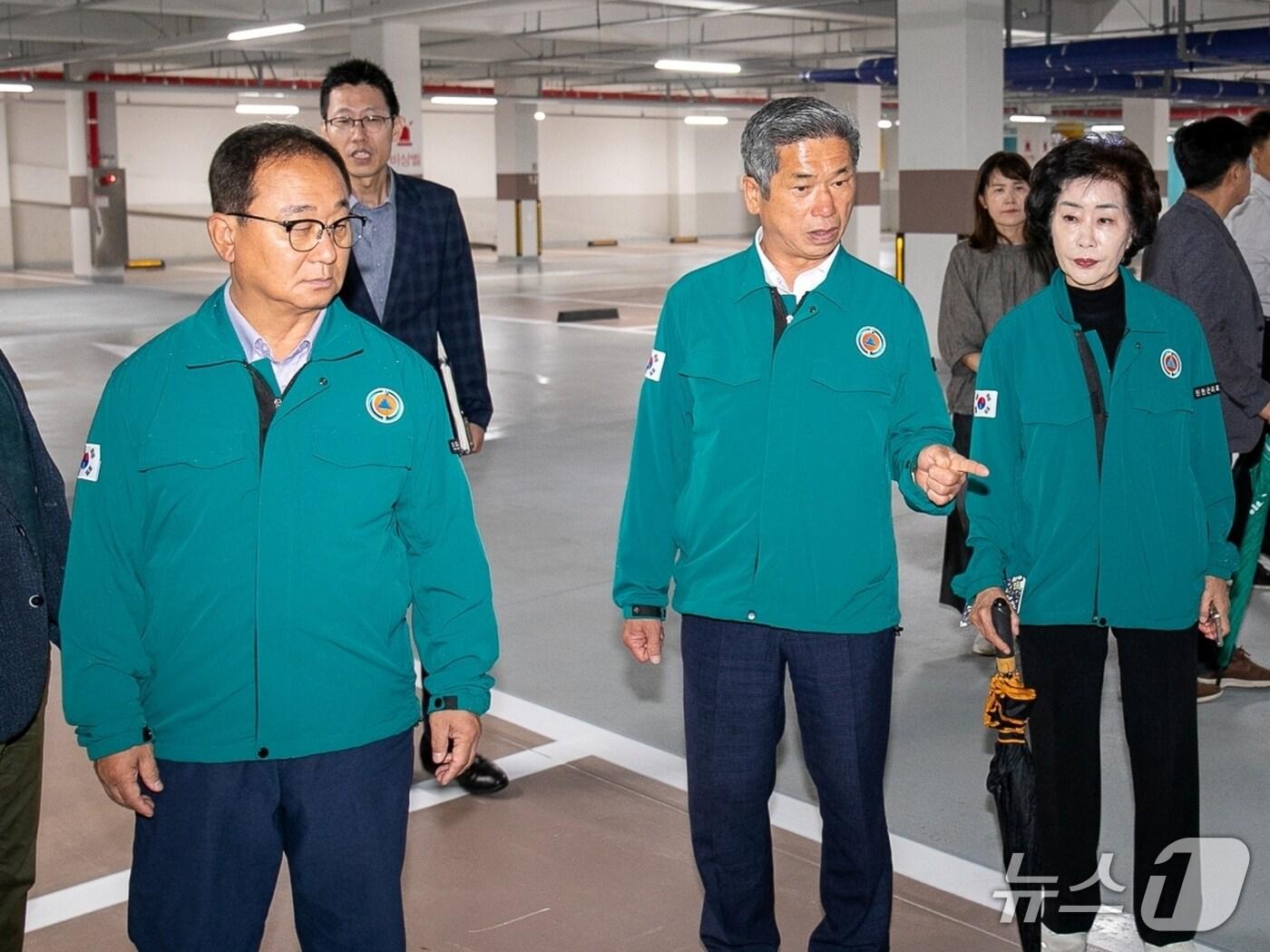 본문 이미지 - 충북 진천군의회는 16일 풍림아이원 트리니움 아파트를 방문해 현장을 점검했다.(진천군의회 제공)/뉴스1