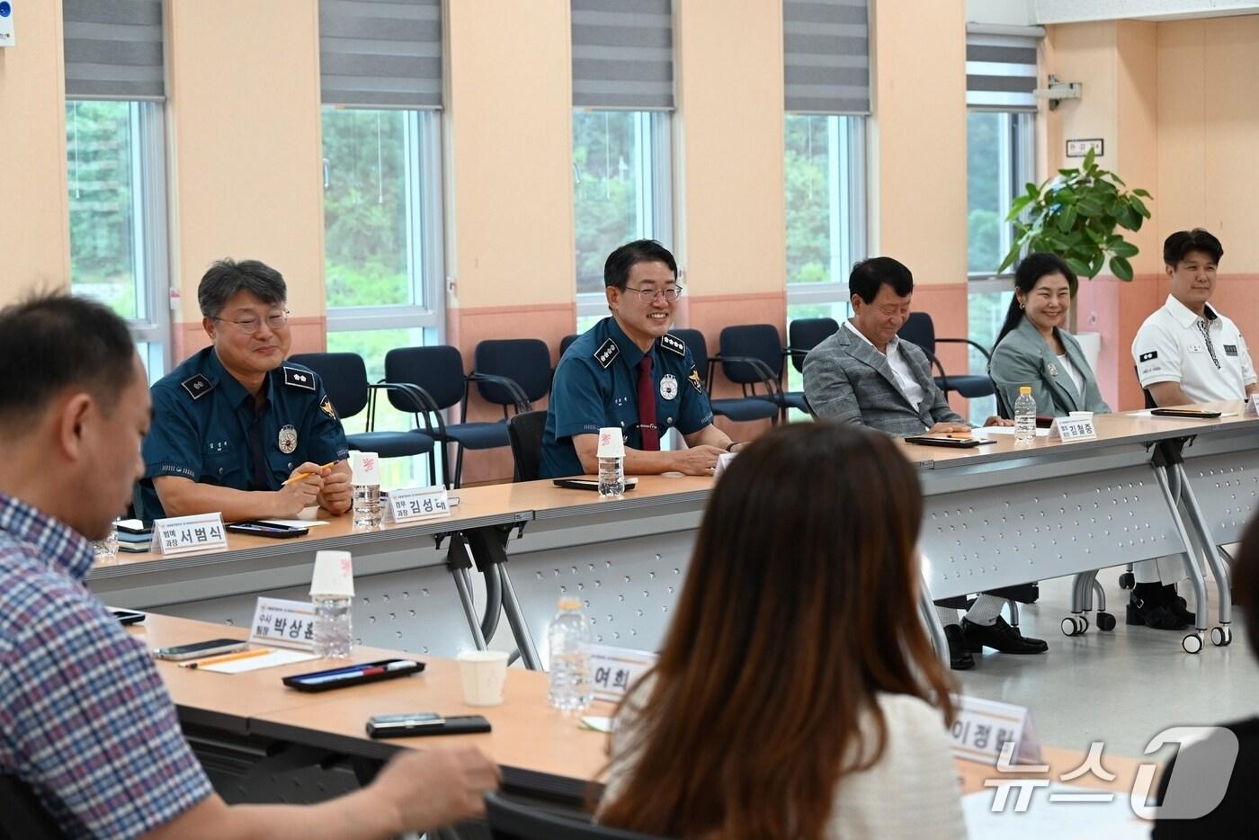 충북 진천경찰서는 16일 경찰협력단체와 킥오프&#40;kick off&#41; 미팅을 열고, 민·관이 함께하는 기초질서 회복 협력 방안을 논의했다.&#40;진천경찰서 제공&#41;/뉴스1.