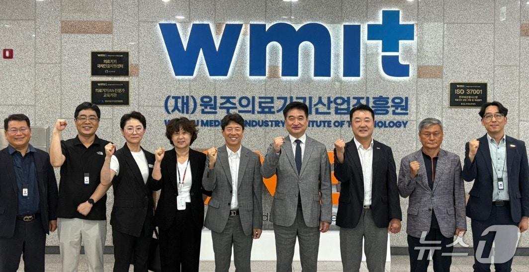 본문 이미지 - 최혁진 무소속 비례대표 국회의원(왼쪽에서 여섯 번째)이 16일 강원 원주기업도시에 위치한 원주의료기기산업진흥원을 찾아 의료기기 산업 육성을 위한 정책 간담회를 가진 가운데, 이날 참석자들과 기념 사진을 촬영하고 있다. (최혁진 의원실 제공. 재판매 및 DB금지) 2025.7.16/뉴스1