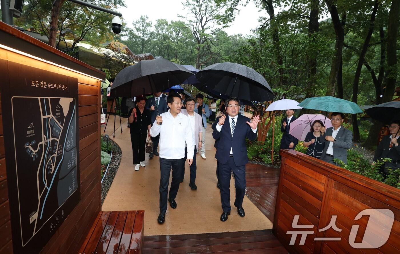 오세훈 서울시장과 오승록 노원 구청장&#40;오른쪽&#41;이 16일 오후 노원구 수락산 동막골 자연휴양림에서 열린 ‘수락 휴’ 개장식에 참석해 경관을 둘러보고 있다. &#40;기사 내용과 사진은 무관함&#41;2025.7.16/뉴스1 ⓒ News1 권현진 기자