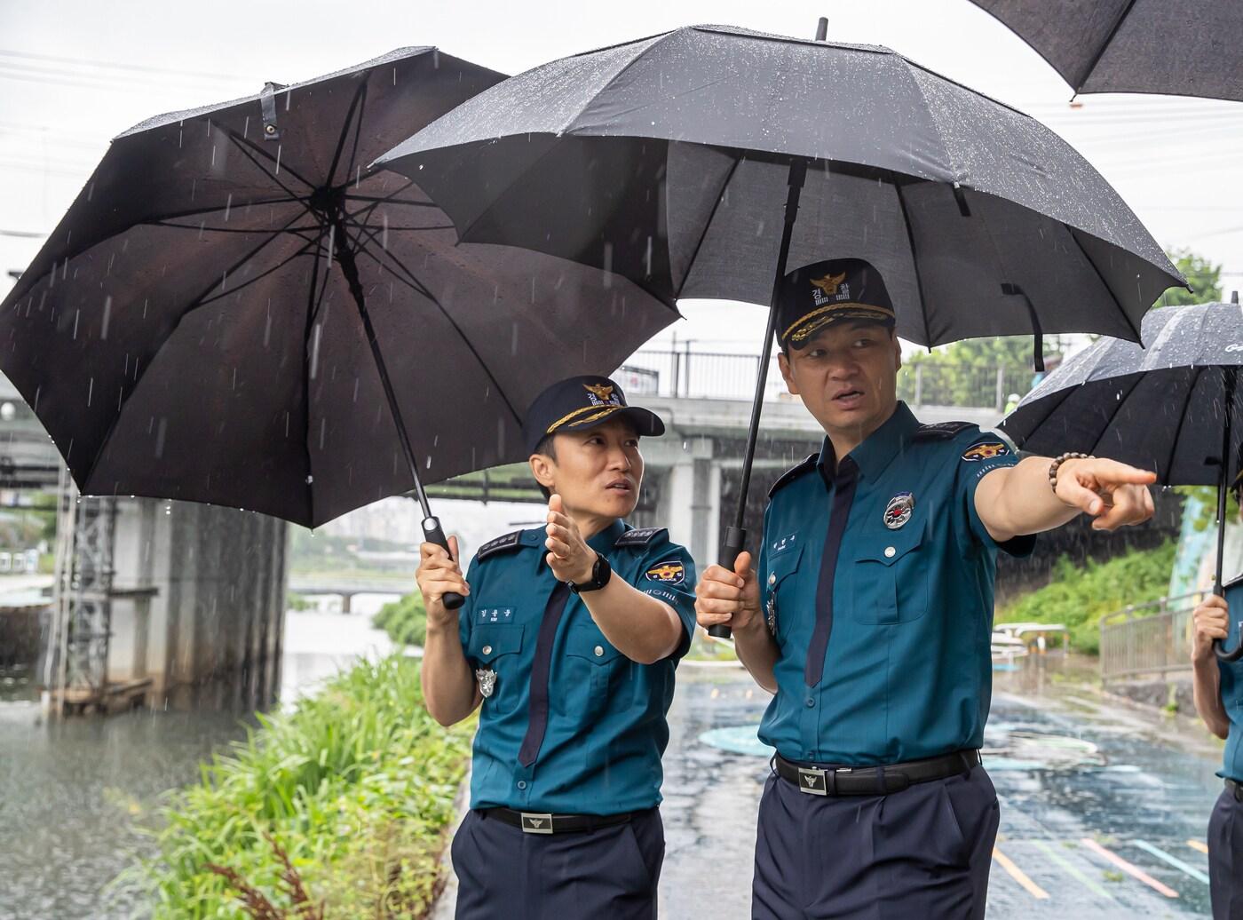 본문 이미지 - 박현수 서울경찰청장 직무대리(오른쪽).(서울경찰청장 제공)