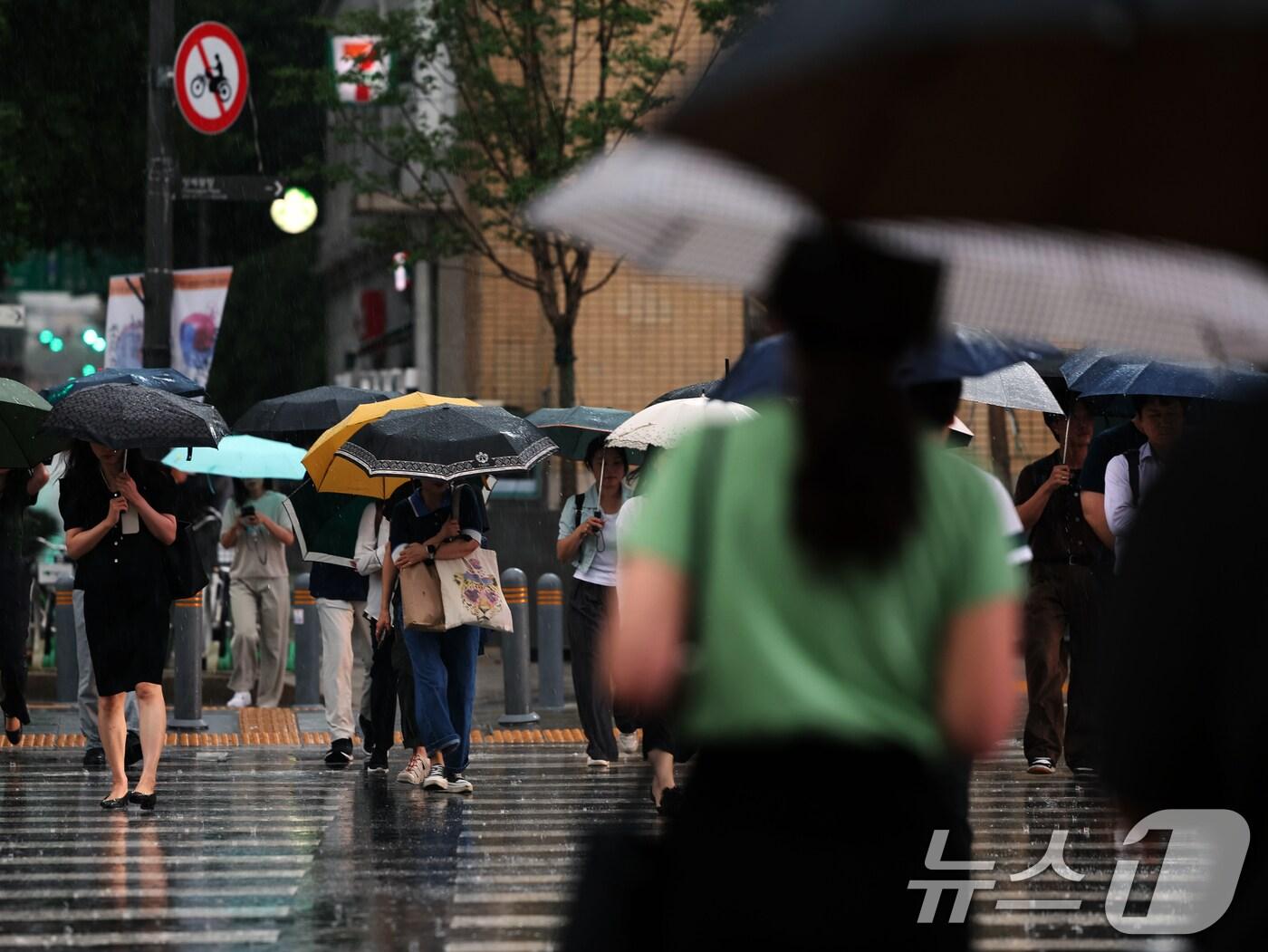본문 이미지 - 비가 내린 16일 오후 서울 종로구 광화문광장에서 우산을 쓴 시민들이 퇴근길 발걸음을 재촉하고 있다. ⓒ News1 황기선 기자