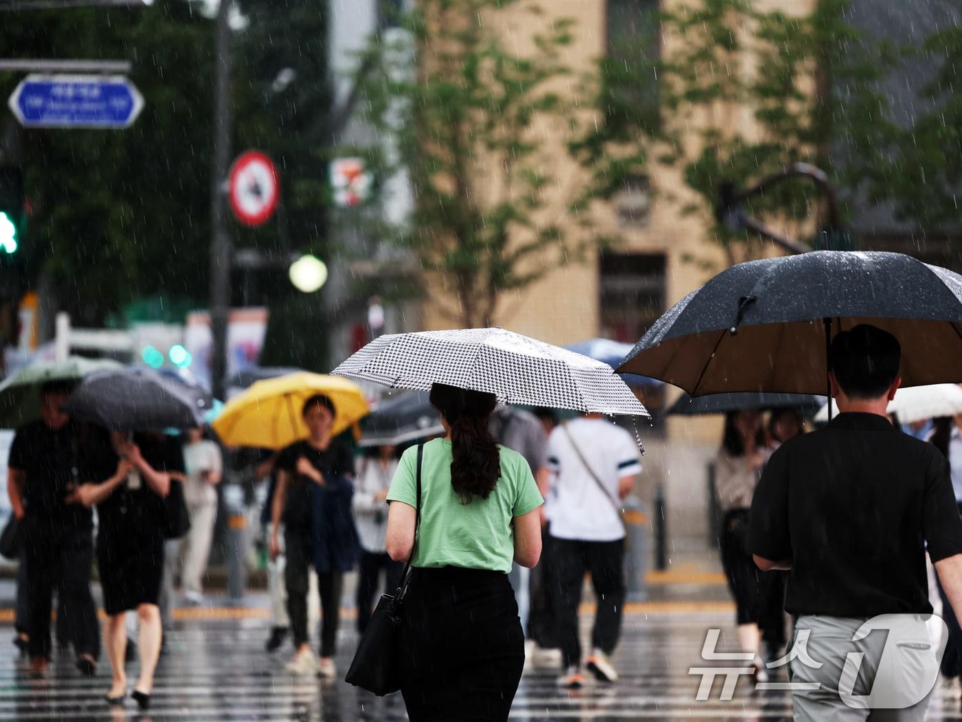 본문 이미지 - 비가 내린 16일 오후 서울 종로구 광화문광장에서 우산을 쓴 시민들이 퇴근길 발걸음을 재촉하고 있다. 2025.7.16/뉴스1 ⓒ News1 황기선 기자