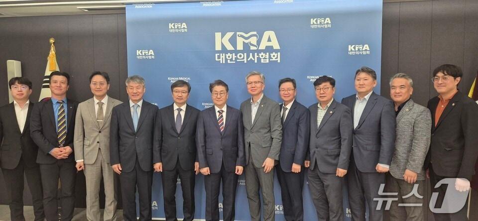 본문 이미지 - 김원섭 충북대병원장은 지난 14~15일 이틀간 대한의사협회, 대한전공의협의회, 대한수련병원협의회의 3자 간담회에 참석해 전공의 수련 정상화 방안을 심도 있게 논의했다.(충북대병원 제공. 재판매 및 DB 금지)/뉴스1