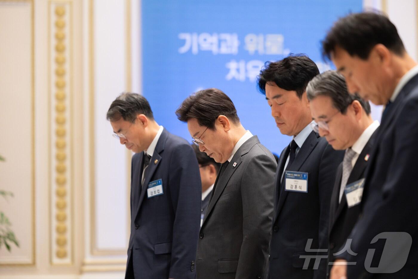 이재명 대통령이 16일 청와대 영빈관에서 열린 ‘기억과 위로, 치유의 대화’ 사회적 참사 유가족 간담회에서 묵념을 하고 있다. &#40;대통령실 제공. 재판매 및 DB 금지&#41; 2025.7.16/뉴스1 ⓒ News1 이재명 기자