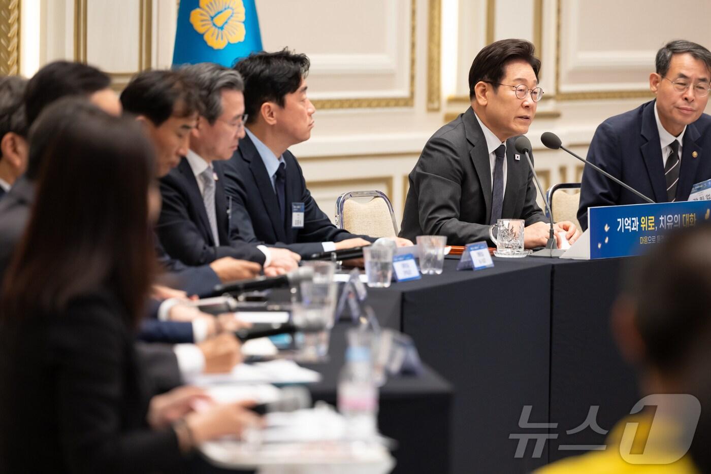 이재명 대통령이 16일 청와대 영빈관에서 열린 ‘기억과 위로, 치유의 대화’ 사회적 참사 유가족 간담회에서 발언을 하고 있다. (대통령실 제공. 재판매 및 DB 금지) 2025.7.16/뉴스1 ⓒ News1 이재명 기자