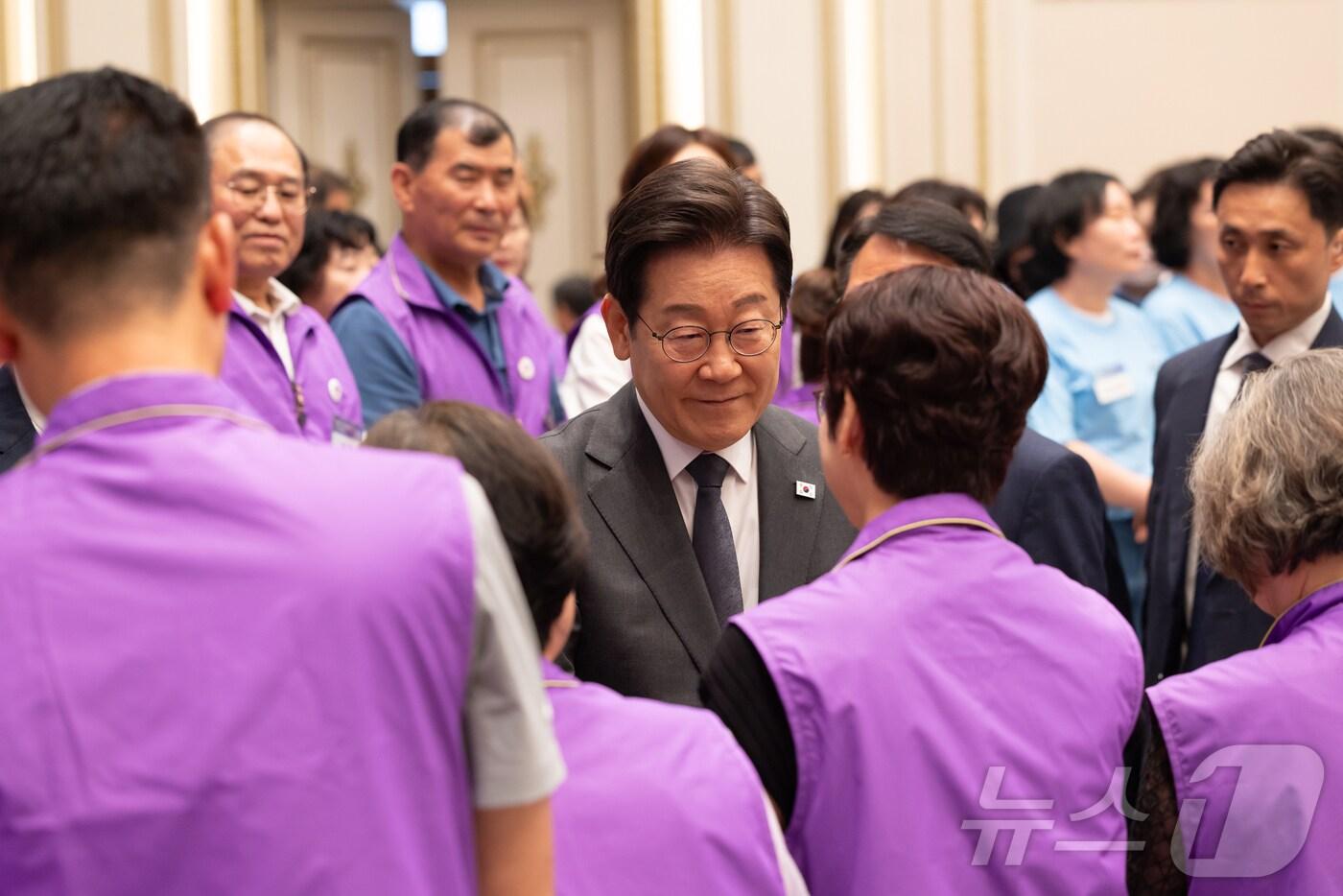 이재명 대통령이 16일 청와대 영빈관에서 열린 ‘기억과 위로, 치유의 대화’ 사회적 참사 유가족 간담회에서 유가족들과 인사를 나누고 있다. &#40;대통령실 제공. 재판매 및 DB 금지&#41; 2025.7.16/뉴스1 ⓒ News1 이재명 기자