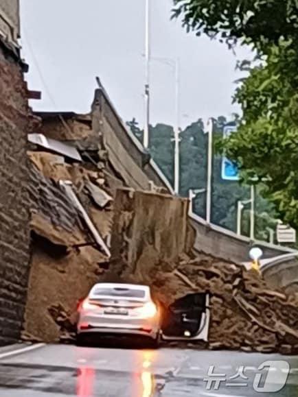 본문 이미지 - 16일 오후 경기 오산 가장교차로 고가도로 옹벽이 폭우로 인해 붕괴, 차량 2대가 깔리는 사고가 발생했다. 사진은 이날 사고 현장의 모습. &#40;경기도소방재난본부 제공. 재판매 및 DB 금지&#41; 2025.7.16/뉴스1