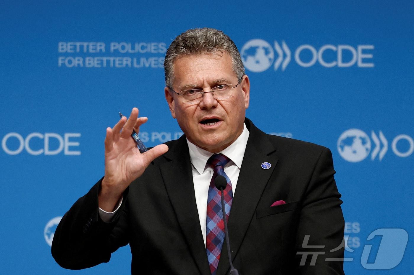 유럽연합&#40;EU&#41;의 마로시 셰프초비치 무역담당 집행위원이 지난달 4일 프랑스 파리에서 열린 OECD 장관급 회의에 참석해 발언하고 있다. 2025.6.4 ⓒ 로이터=뉴스1 ⓒ News1 강민경 기자