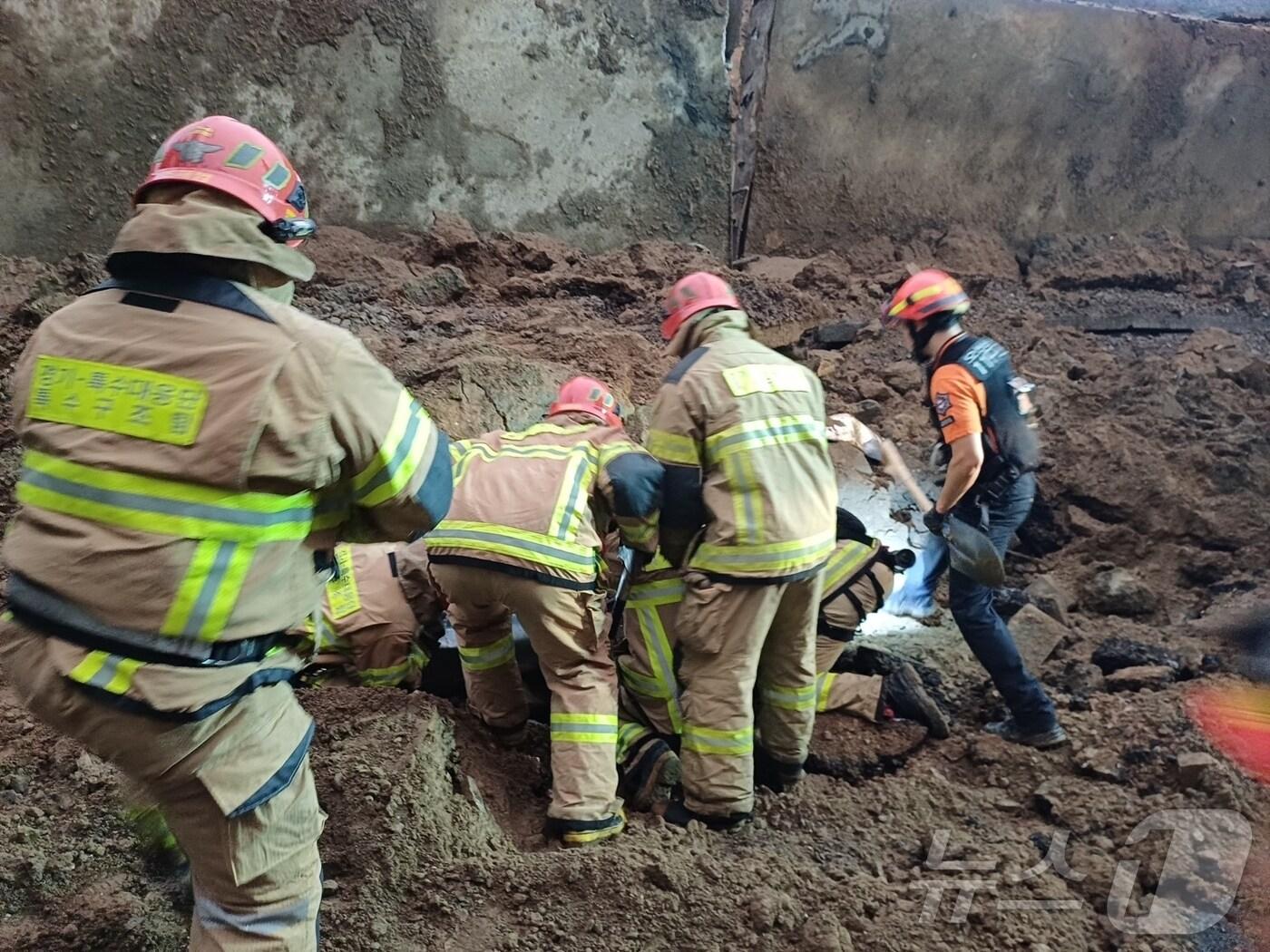 본문 이미지 - 16일 경기 오산 가장교차로 고가도로 옹벽이 폭우로 인해 붕괴, 차량 2대가 깔리는 사고가 발생했다. 현재까지 인명 피해 여부는 정확히 확인되지 않고 있다. 사진은 이날 사고 현장에서 소방대원이 구조작업을 하는 모습. (경기도소방재난본부 제공. 재판매 및 DB 금지) 2025.7.16/뉴스1